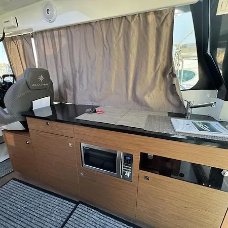 Bateau-hôtel Bella Storia Ii *